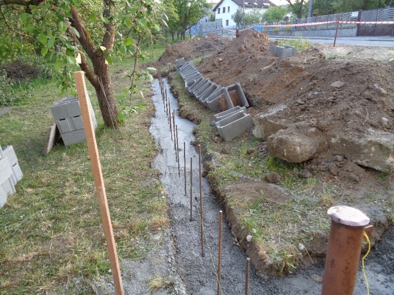 Betonování základu parkoviště